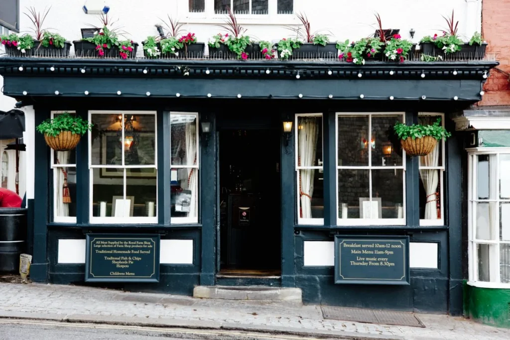 Affordable Dining in the Capital: Best Places to Eat on a Budget in London 5 Traditional English Pub 2 1200x800 1