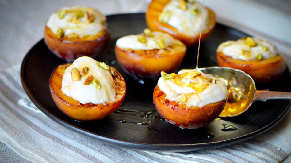 Grilled Peaches with Honey Yogurt: A Simple Summer Dessert Bursting with Flavour 1 grilled peaches with honey yogurt image
